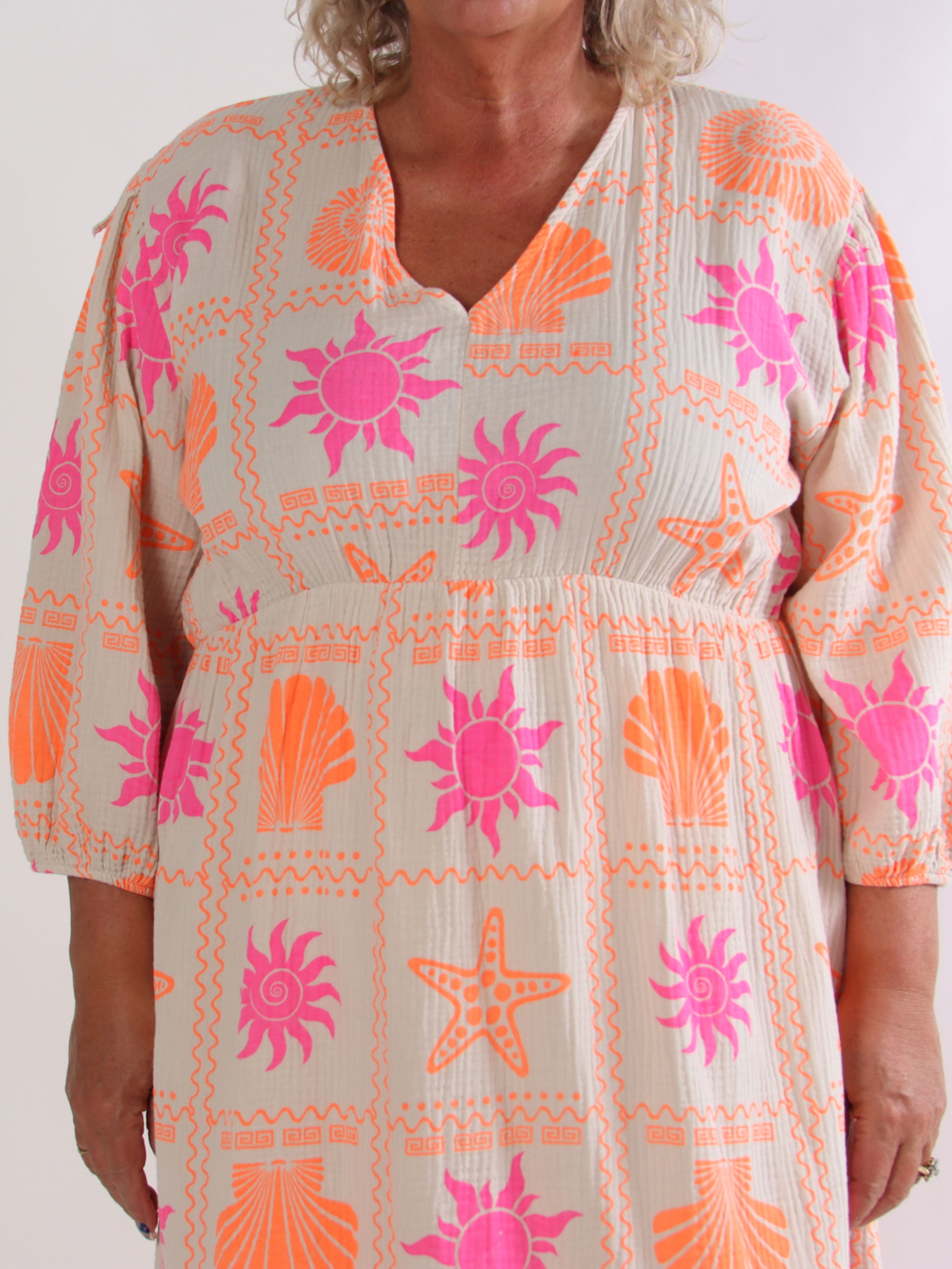 Jasmin - Lang plus size kjole i blød musselinstof med farverige motiver
